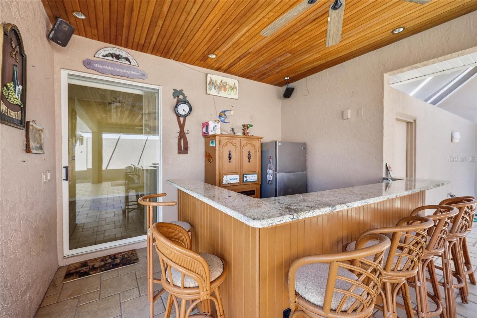 outdoor bar - 9348 SAN BERNANDINO AVE, ENGLEWOOD