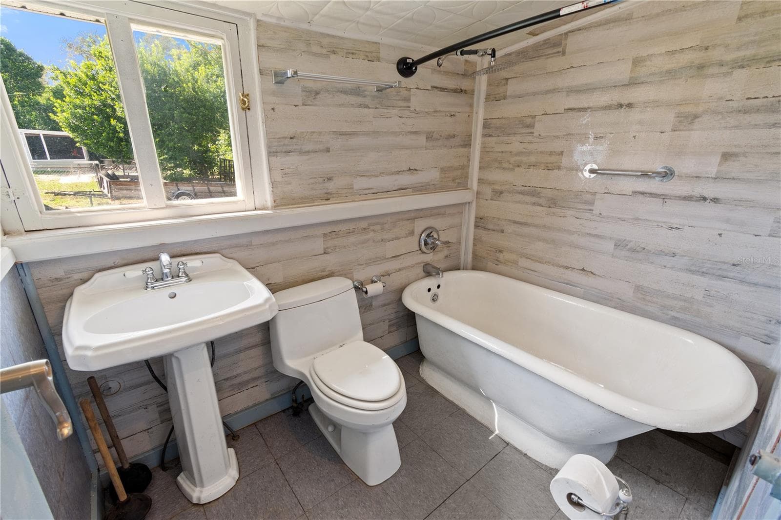 Downstairs Guest Bathroom - 403 N WETMORE ST, LAKE WALES