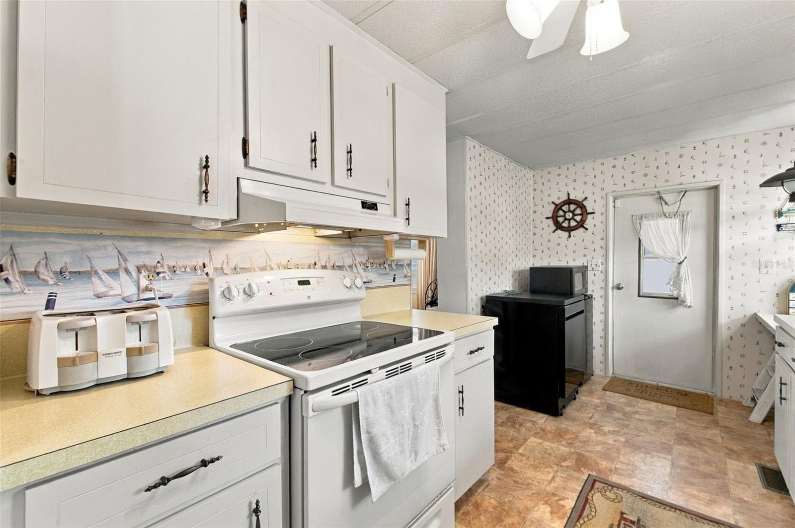 Mobile Home at 6439 THERESA AVE, WEEKI WACHEE, photo 9 of 40