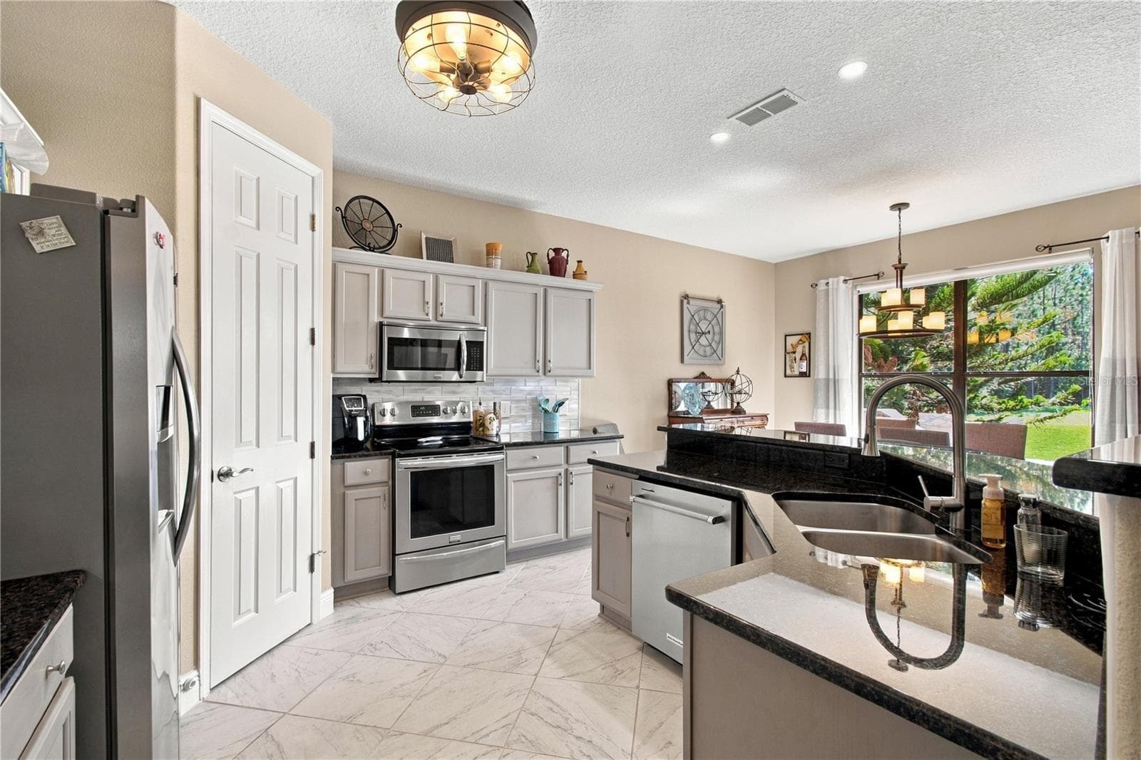 SPACIOUS KITCHEN - 318 LA JOLLA LN, KISSIMMEE