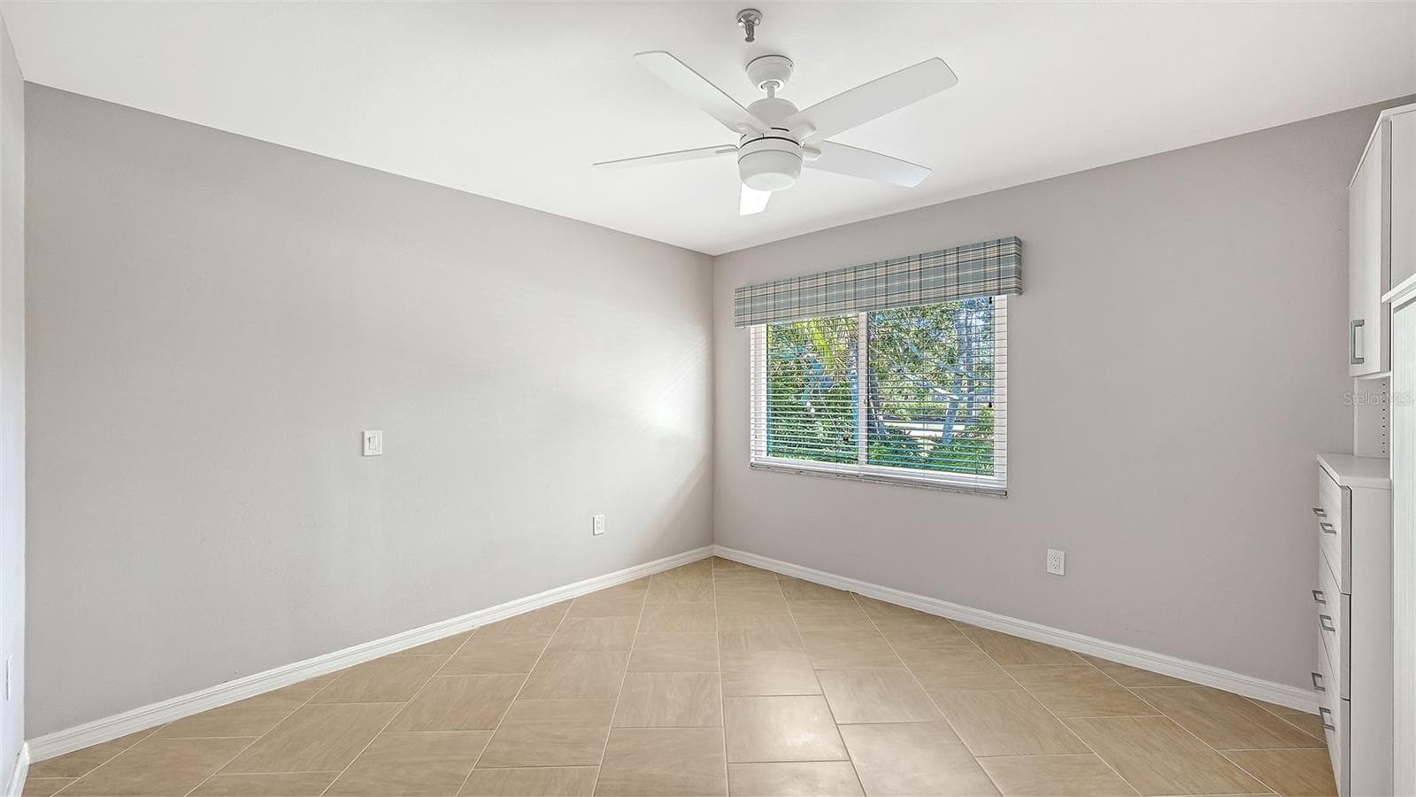 Guest Bedroom - 2245 HARBOURSIDE DR #101, LONGBOAT KEY