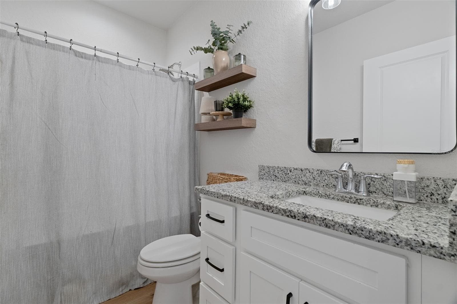 Full Bathroom - 16204 MALDEN RD, WEEKI WACHEE