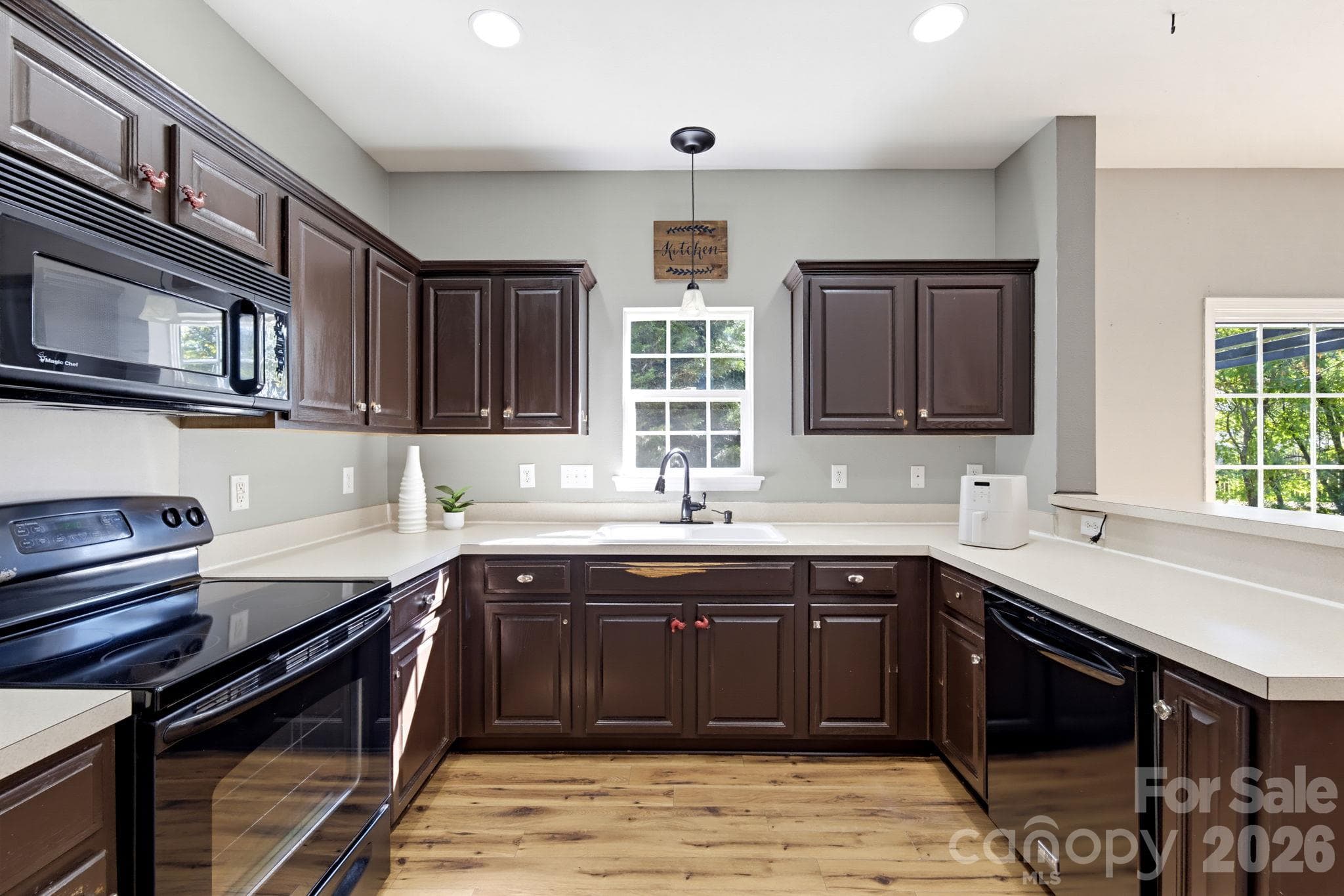 Single Family Residence at 15850 Circlegreen Drive, Charlotte, photo 8 of 25