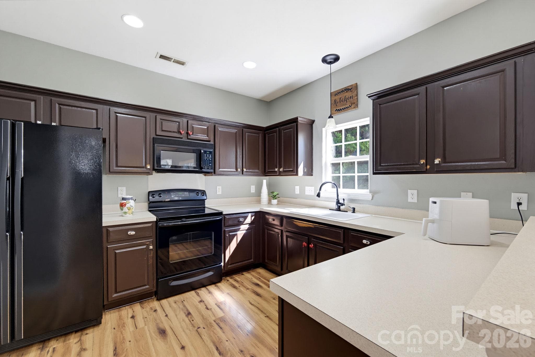 Single Family Residence at 15850 Circlegreen Drive, Charlotte, photo 9 of 25