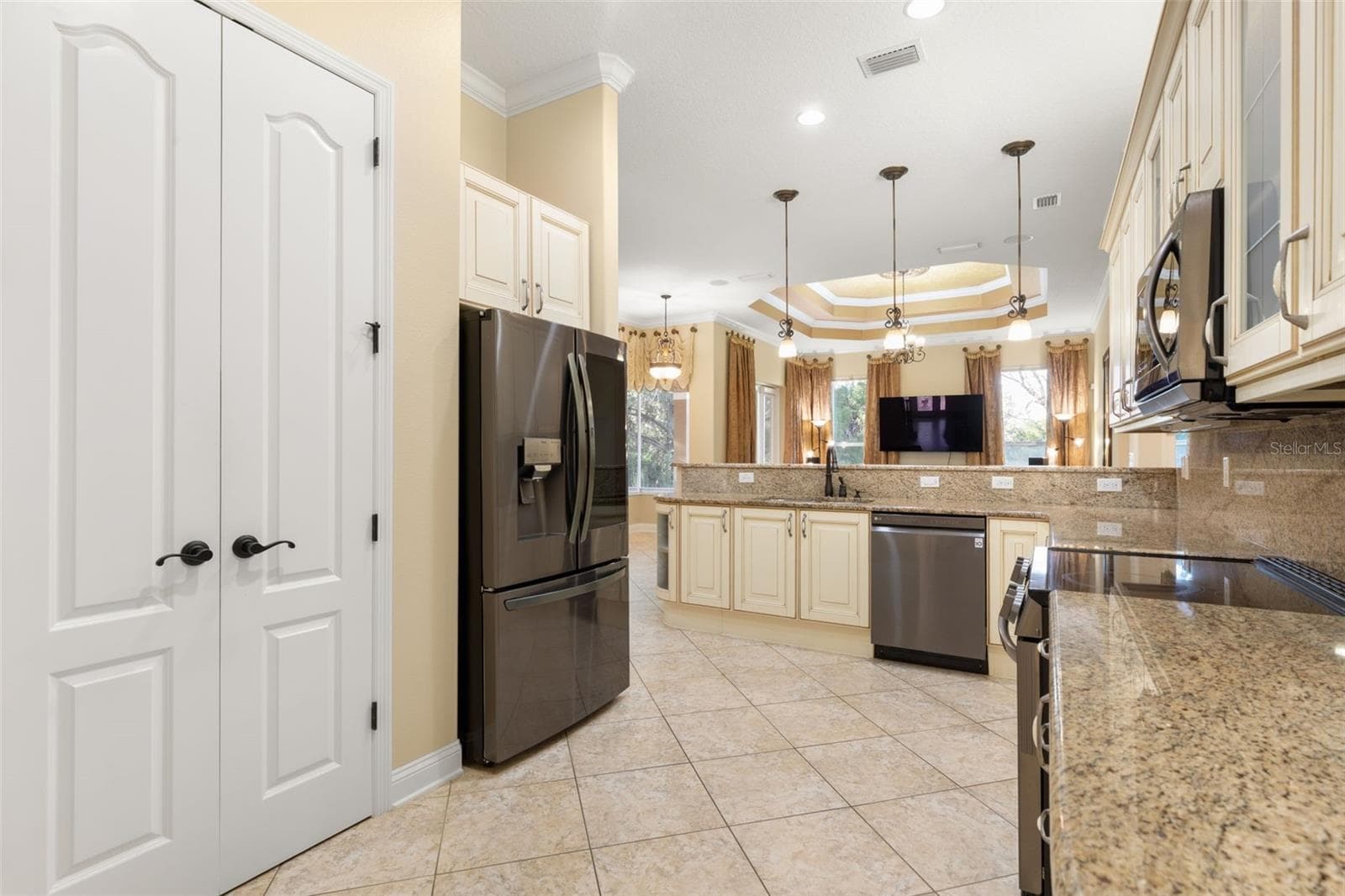 Italian-inspired cabinetry, granite countertops and backsplash bring timeless elegance to this thoughtfully designed kitchen. - 25 EMERALD LAKE CT, PALM COAST