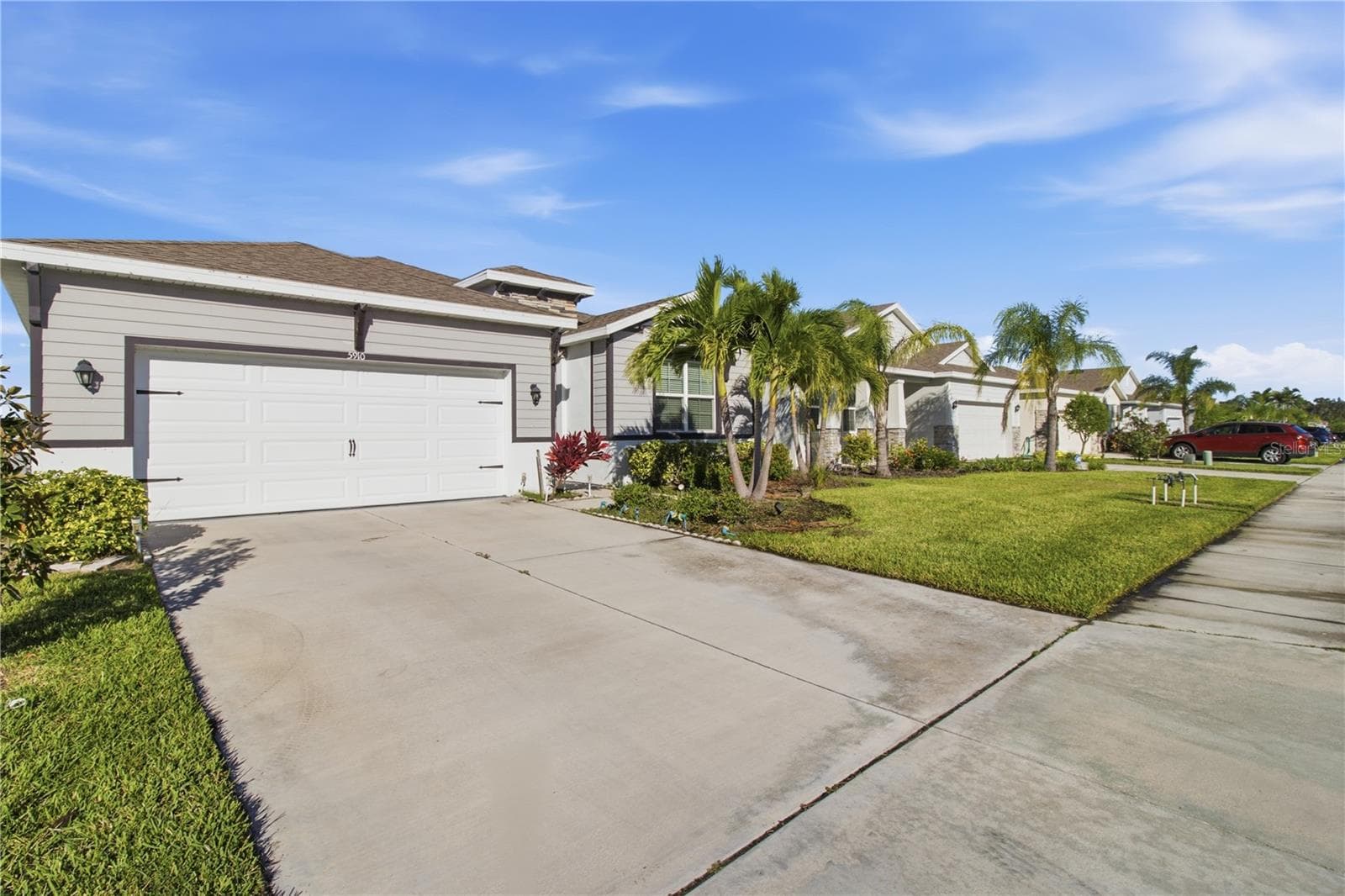 Single Family Residence at 5910 OAK BRIDGE CT, BRADENTON, photo 6 of 44