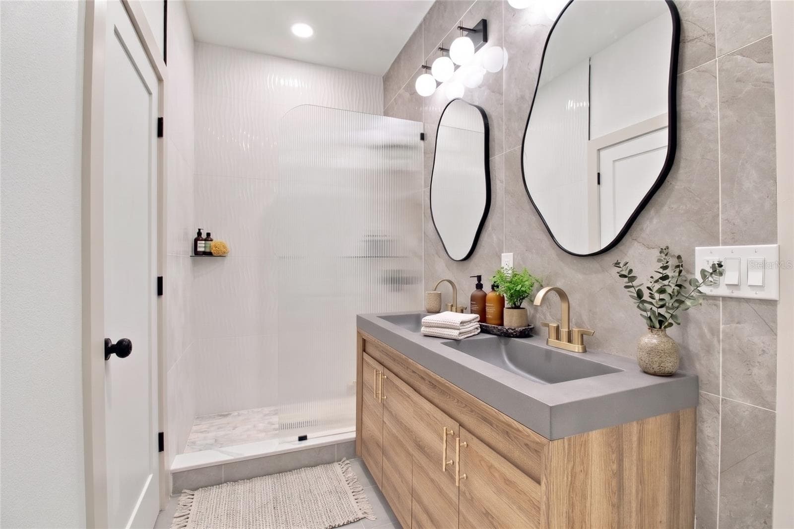 primary bathroom - 8514 N 12TH ST, TAMPA