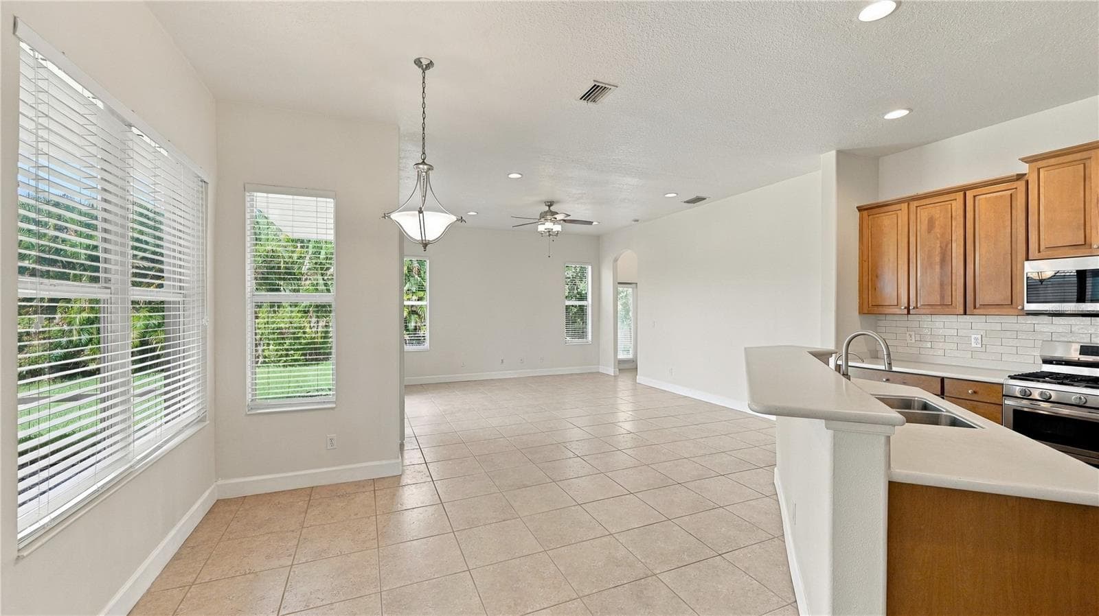 Family Room | Breakfast Area - 2884 GRAZELAND DR, SARASOTA