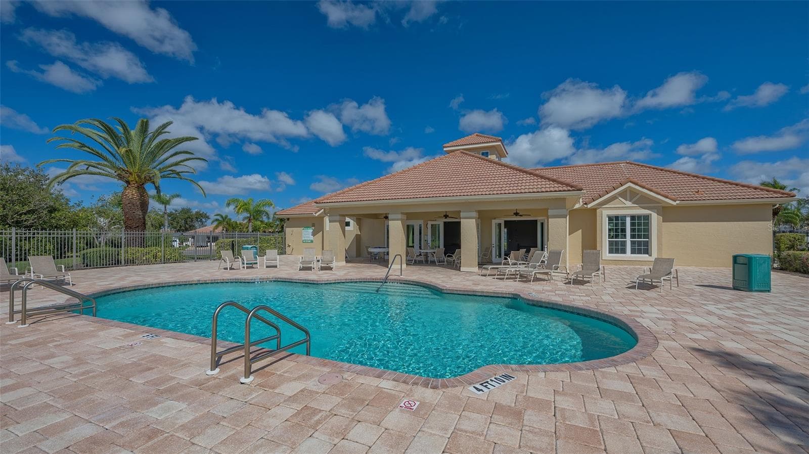Community Pool and Clubhouse - 2884 GRAZELAND DR, SARASOTA