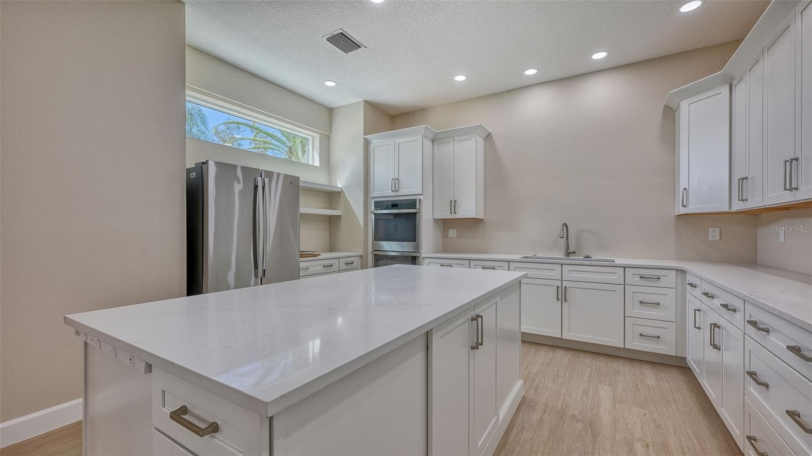 Clubhouse Kitchen - 2884 GRAZELAND DR, SARASOTA