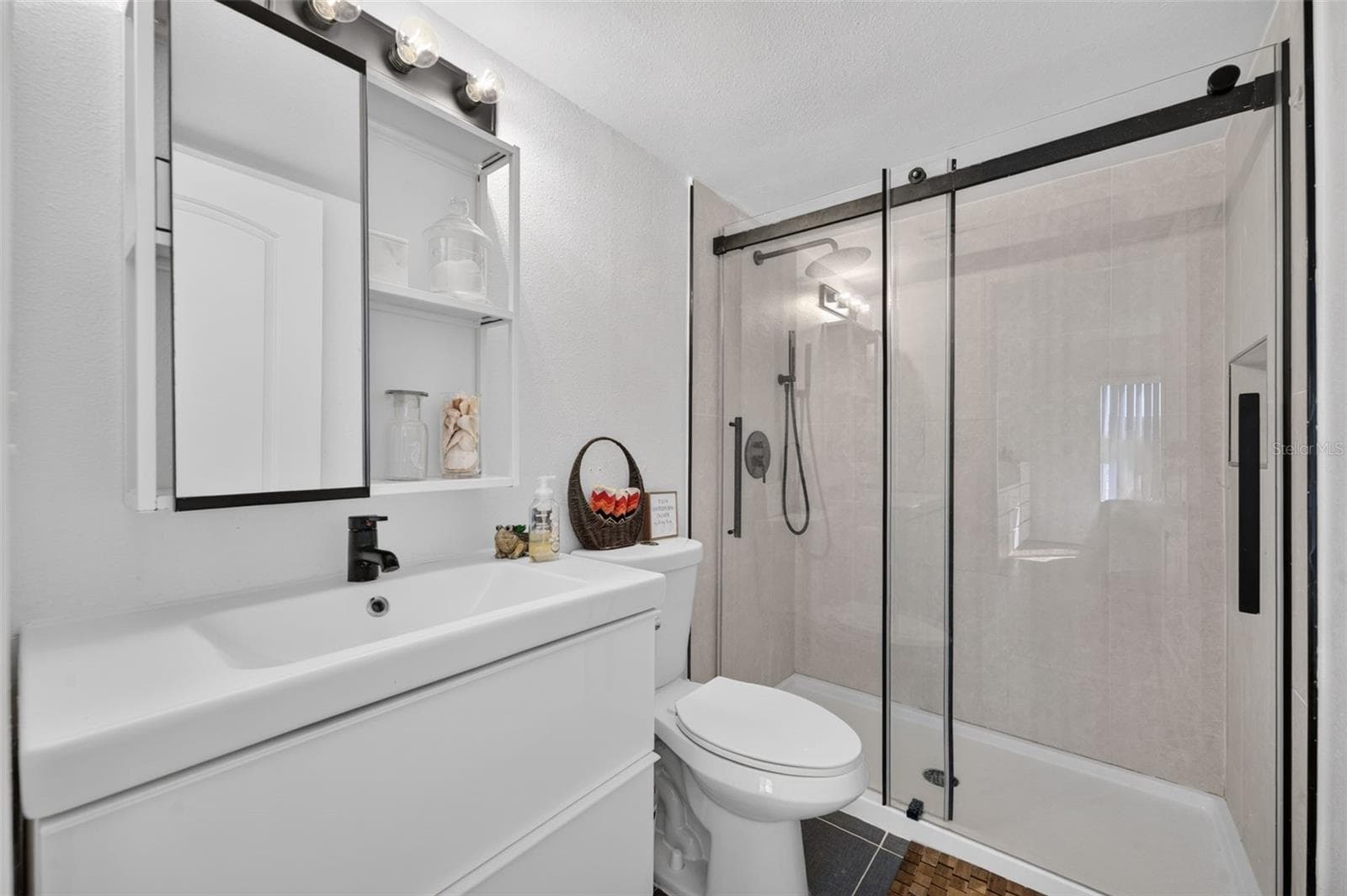 Newly renovated primary bathroom - 8217 SUN SPRING CIR #52, ORLANDO