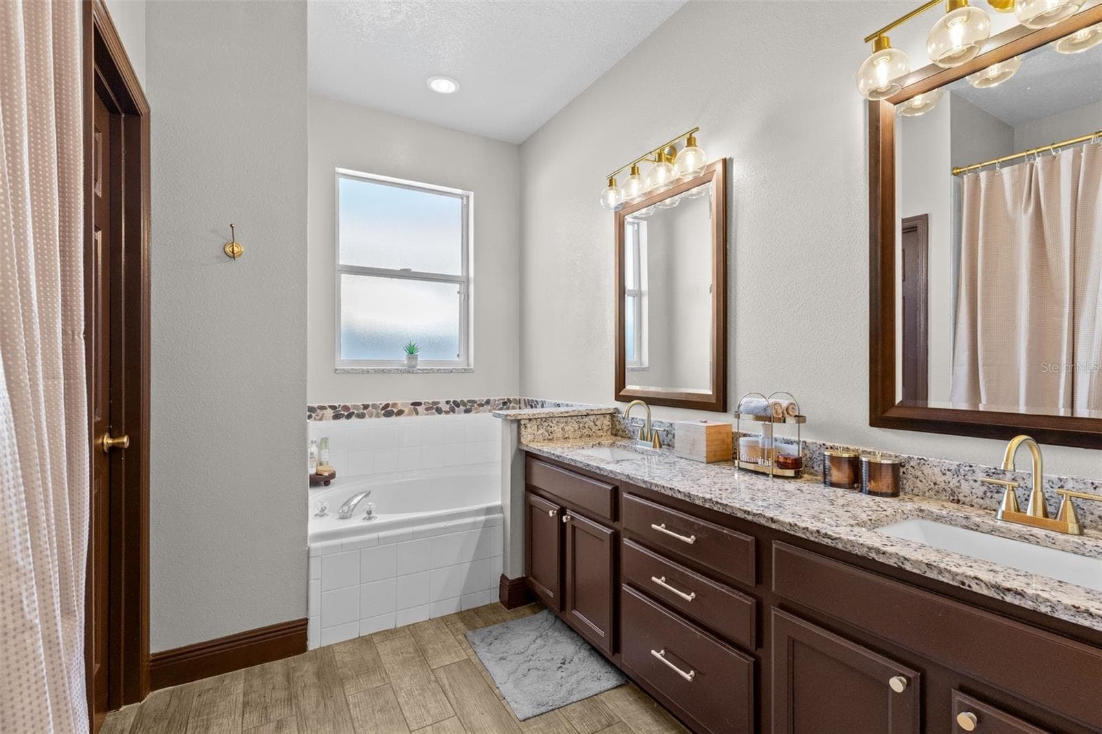 Primary bathroom with double vanity, soaking tub, walk-shower and toilet closet. - 10337 ANDOVER POINT CIR, ORLANDO