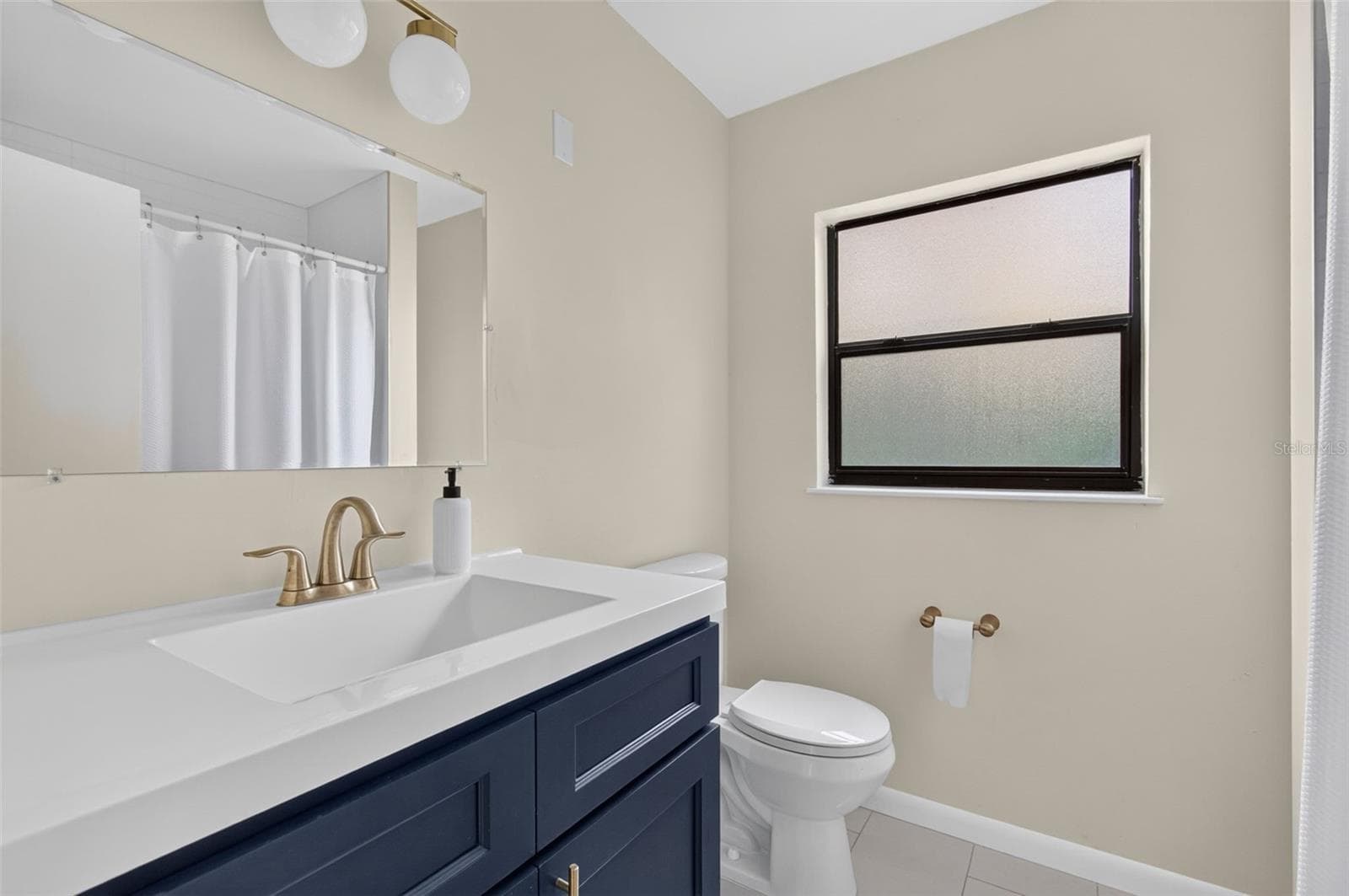 Guest Bath - 4415 NW 33RD CT, GAINESVILLE