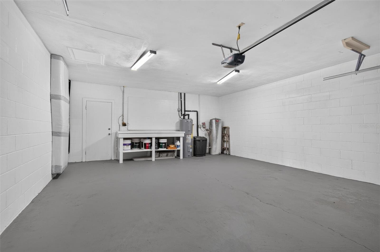 Spacious Garage - 4415 NW 33RD CT, GAINESVILLE