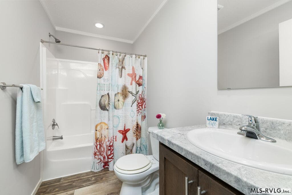 Hall Bathroom - 129 Poplar Dr, Macon NC 27551
