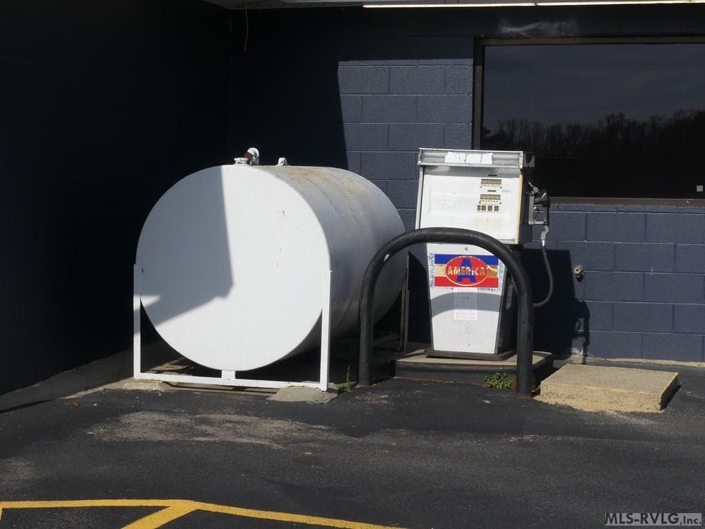 Kerosend pump and tank - 1250 Gaston Road, Skippers VA 23879, Skippers
