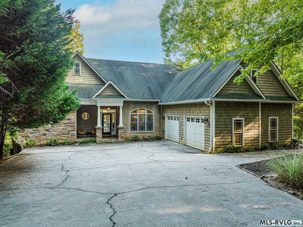 MAIN LAKE is just a QUCIK BOAT RIDE, Peaceful waterfront setting at the back of the cove- just a short ride out to the open waters of Beautiful Lake Gaston - 243 Woodland Rd, Littleton NC 27850, Littleton