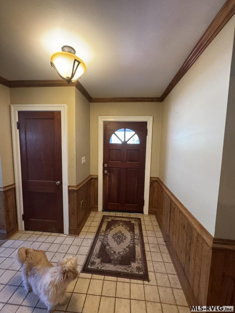 View of Foyer to Front Door, Owners have a friendly, photogenic dog! - 2709 Ankum Rd., Gasburg VA 23857, Gasburg
